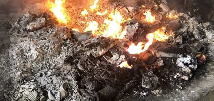 Straż Miejska: Złomowiec z Dębowej truje mieszkańców