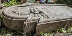 Co stanie si� z p�yt� nagrobn� znalezion� w Parku Traugutta?