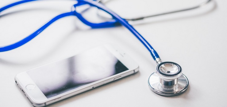 "Zamiast się kurować, godzinami wisiałam na telefonie". Trzeba mieć zdrowie, aby dodzwonić się do przychodni?