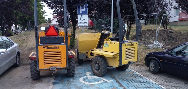 Pod szpitalem na miejscach dla osób niepełnosprawnych zaparkowała... pielęgniarka