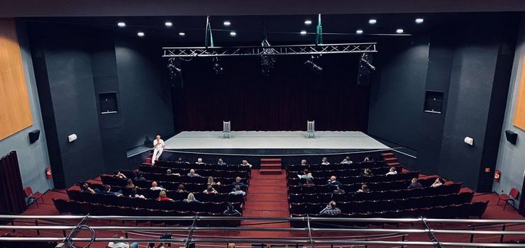 Elbląski teatr wrócił do gry. Maseczki i płyny dezynfekcyjne to teraz nieodłączne atrybuty widza