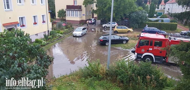 Lokalne podtopienia, zalane piwnice po ulewie w Elblgu. Straacy interweniowali rwnie w szkole