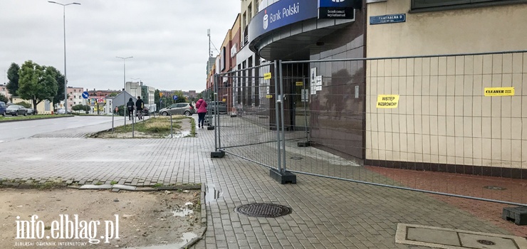 Ul. Teatralna: Chodnik przy banku nadal nie dla pieszych. "To powinno być rozwiązanie tymczasowe"