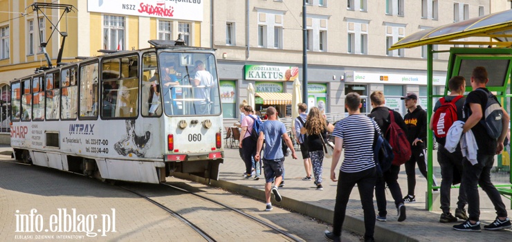 Uczniowie wrcili do szk, w autobusach cisk. Czytelnik: Zasady bezpieczestwa ju nie obowizuj?