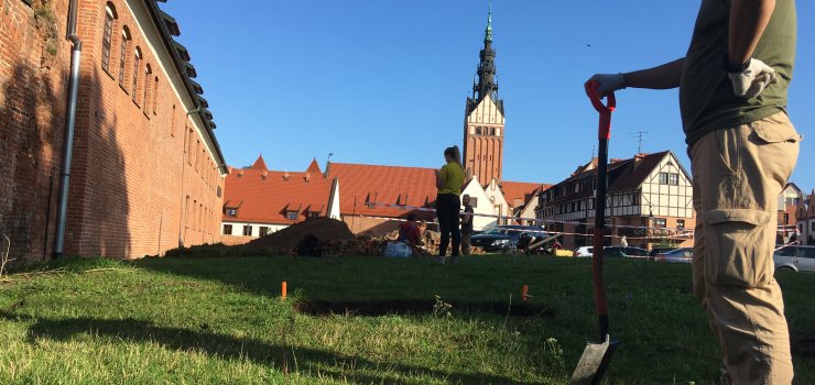 Trwaj badania archeologiczne elblskiego zamku krzyackiego