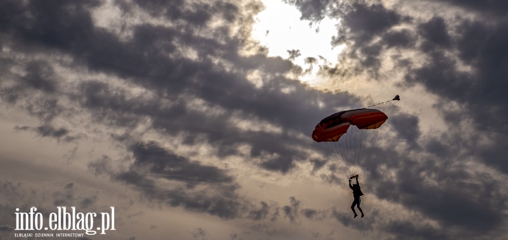 Wypadek ze spadochronem na elbląskim lotnisku. Dwóch mężczyzn spadło z wysokości 10m