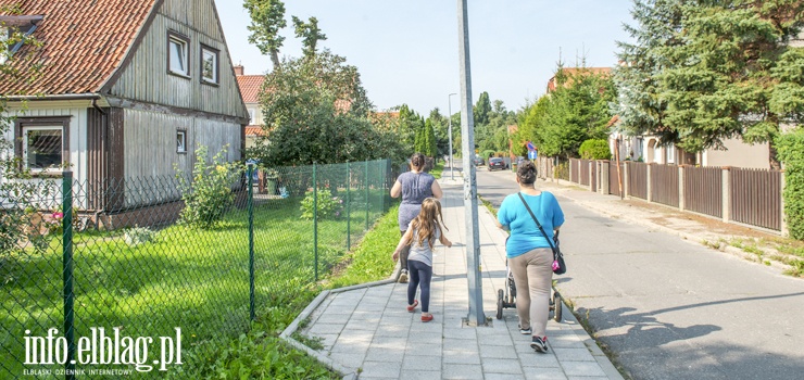 Absurd drogowy na ul. Kolejowej? Rzecznik UM: Latarnie stały tam wcześniej, przed wykonaniem chodnika