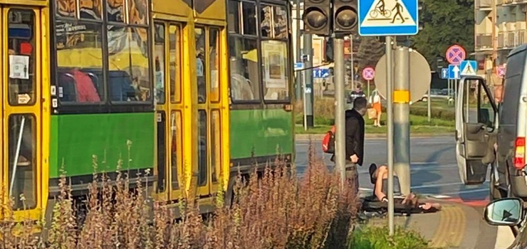 Rowerzysta wjecha na czerwonym wietle... pod tramwaj