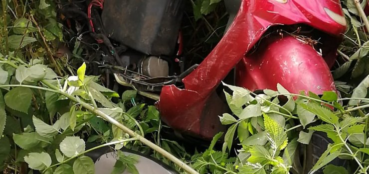 Motorowerem uderzył w samochód ciężarowy. Stan kierowcy skutera bardzo ciężki