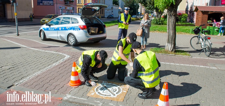Bezpiecznie przejdziesz bez telefonu.Akcja policji i modziey na przejciach dla pieszych