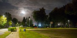 Skwer parkowy przy Lotniczej owietlony, ale tylko czciowo. Znajd si na to rodki?