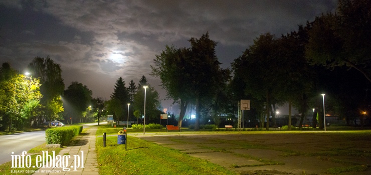 Skwer parkowy przy Lotniczej oświetlony, ale tylko częściowo. Znajdą się na to środki?