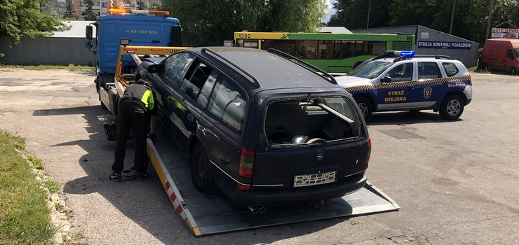 Straż Miejska: Nieużytkowane auta znikają z dróg