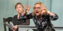 Scena przy stoliku. Elbl�skie trio w�"Scenariuszu dla trzech aktorek"