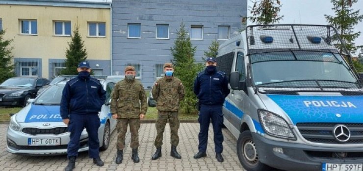 Żołnierze kontrolują przebywających na kwarantannie