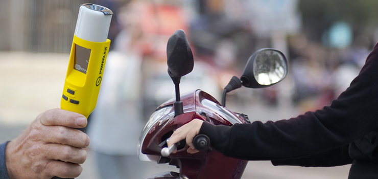 Jechał bez kasku, ale w maseczce. Miał 3 promile alkoholu