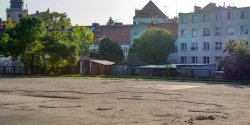 Rodzice prosz o remont boiska przy SP nr 23. Teraz w jego miejscu parkuj auta