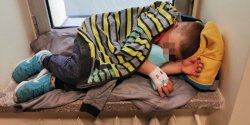 Chory, gorączkujący 4-latek spędził z mamą 7 godzin na szpitalnym korytarzu!