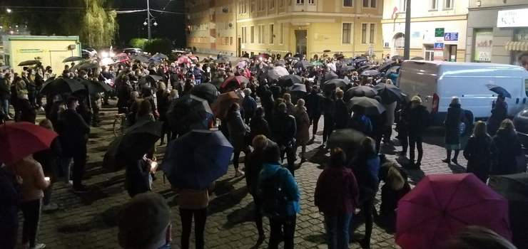 "Zgotowaliście kobietom piekło, ale tę wojnę przegracie". Elblążanki demonstrowały przed biurami posłów PiS