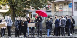 Elbl�g:�"My�l�, czuj�, decyduj�". M�odzie� demonstrowa�a przed biurami pos��w�PiS