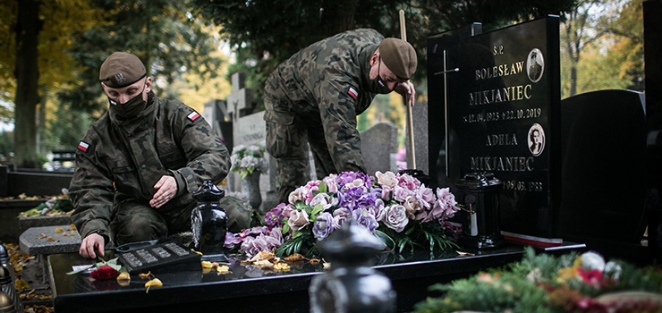 Uporzdkowali groby Bohaterw Walk o Niepodlego na cmentarzach w Elblgu i Braniewie