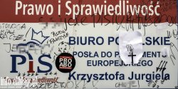 Elbląska akcja "Kup chryzantemę i zanieś PiS-owi" z aktem wandalizmu w tle