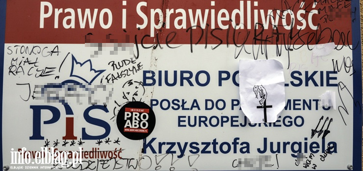Elbląska akcja "Kup chryzantemę i zanieś PiS-owi" z aktem wandalizmu w tle
