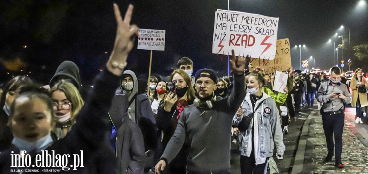 "Nie skadamy parasolek". Protest w Elblgu, demonstrantki zablokoway ruch wmiecie