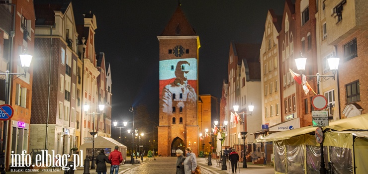 Święto Niepodległości uczczono w Elblągu iluminacją na Bramie Targowej
