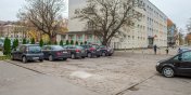 Parking przy Godlewskiego zniszczony. "Dziury i nierówności stwarzają zagrożenie"