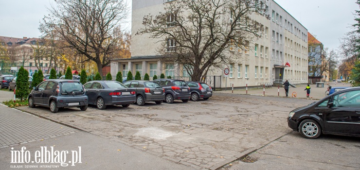Parking przy Godlewskiego zniszczony. "Dziury i nierówności stwarzają zagrożenie"