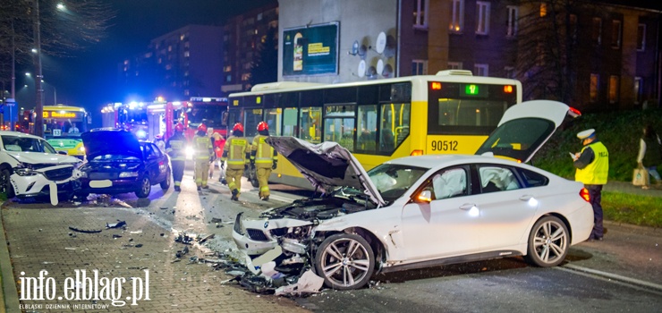 Gronie wygldajca kolizja 3 aut i autobusu na al.Odrodzenia - zobacz zdjcia