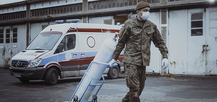 Żołnierze zaopatrują szpitale w tlen