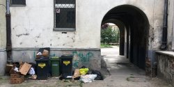 Pod blokiem na Trybunalskiej zrobi� �mietnisko! Wyrzuca� mn�stwo jedzenia