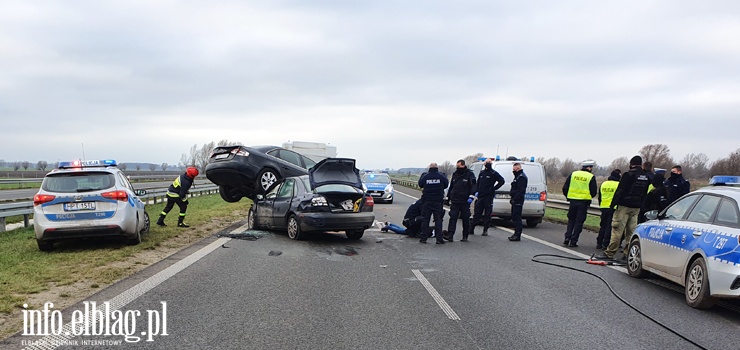 Pocig policyjny na S7. Zniszczone cztery auta