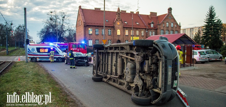 Groźna kolizja na Obrońców Pokoju. Osobowy ford zderzył się z autem dostawczym