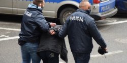 Elblg: Uszkodzi drzwi do mieszkania – mczyzna zatrzymany w policyjnym areszcie