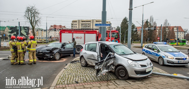 Wypadek na skrzyowaniu Grota Roweckiego i Traugutta. Ranna 89-latka kierujca autem- aktualizacja