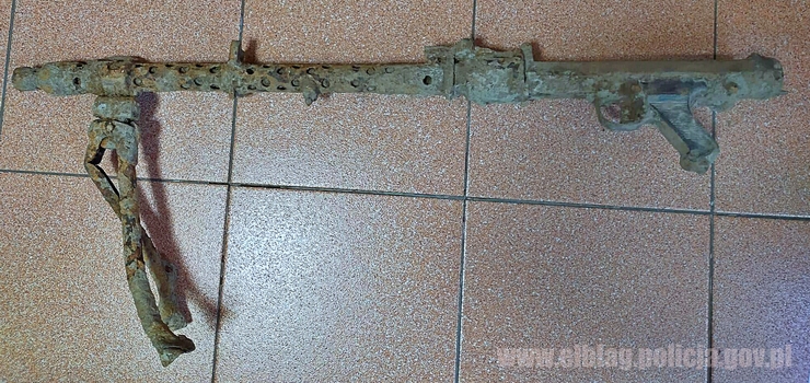 Kopali basen i znaleli karabin maszynowy. Policjanci zabezpieczyli bro