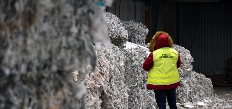 Śmieci z Anglii trafiły do podelbląskiej miejscowości. Rozpoczęło się ich wywożenie