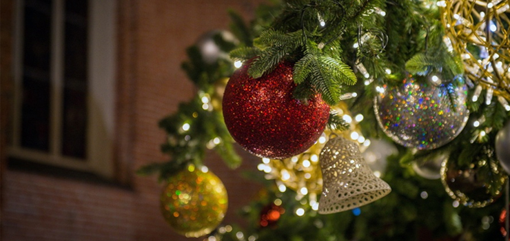 Policjanci zatrzymali poszukiwaną kobietę – wpadła, bo zabrała z choinki ozdobę