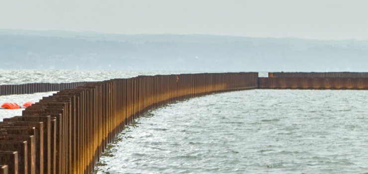 Trwa budowa wyspy i montaż mostu nad przekopem Mierzei