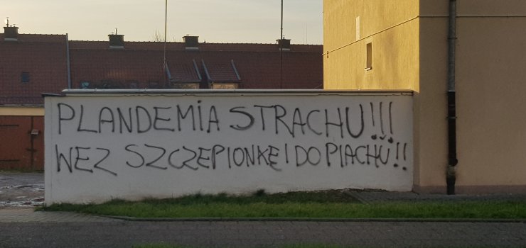 Czytelniczka info: Antyszczepionkowe hasła namalowane na ścianach - gdzie są miejskie służby?