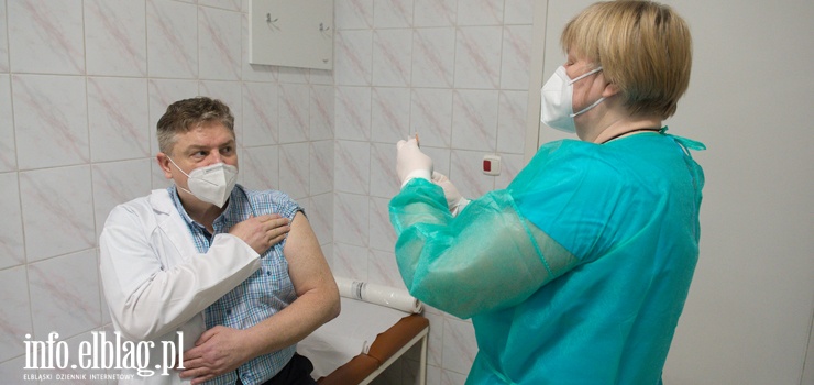 "Czuj si bardzo dobrze". Pierwsi elblanie zostali zaszczepieni przeciw COVID-19