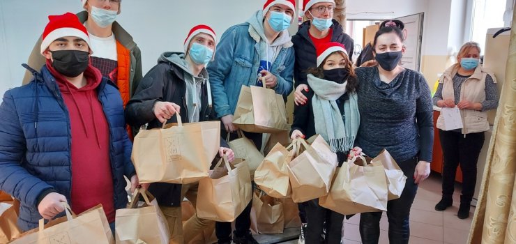 100 świątecznych posiłków trafiło do potrzebujących