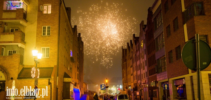 Za nami sylwester inny niż wszystkie. Elblążanie przywitali Nowy 2021 Rok - zobacz zdjęcia