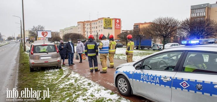 Kolizja dwóch nissanów. "Sprawczyni wyjeżdzała z Carrefoura"