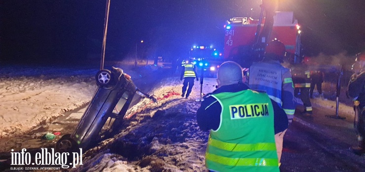 miertelny wypadek w urawcu. Auto dachowao do rowu z wod. Zgina 22-latka 