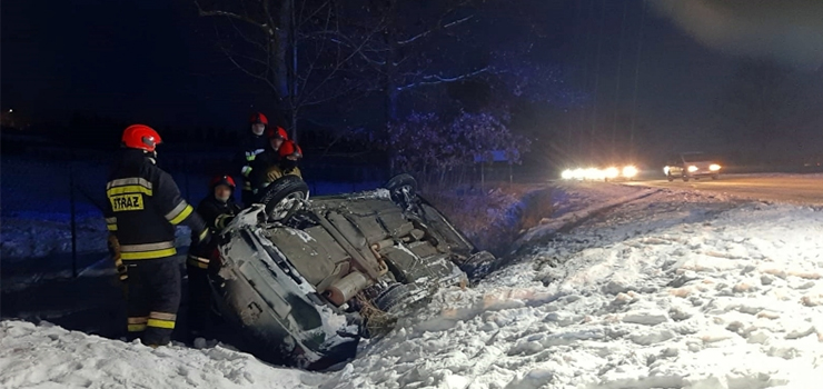 Groźna kolizja pod Elblągiem. Samochód dachował