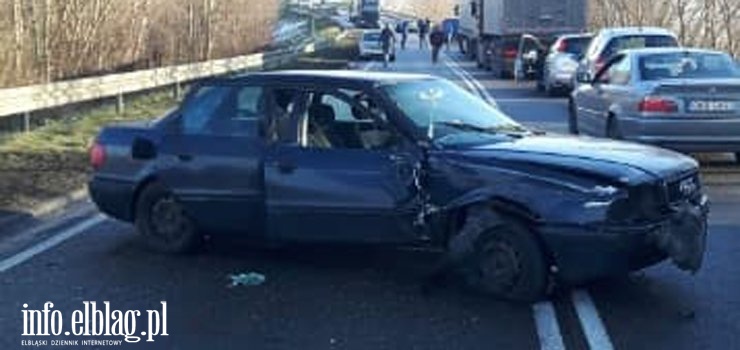 Wypadek w Raczkach Elbląskich, jedna osoba poszkodowana. Uwaga korek do ronda przy Żuławskiej